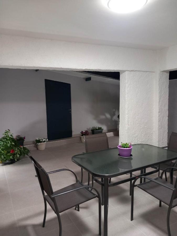 G&K House Garden Apartment เมสสินี ภายนอก รูปภาพ